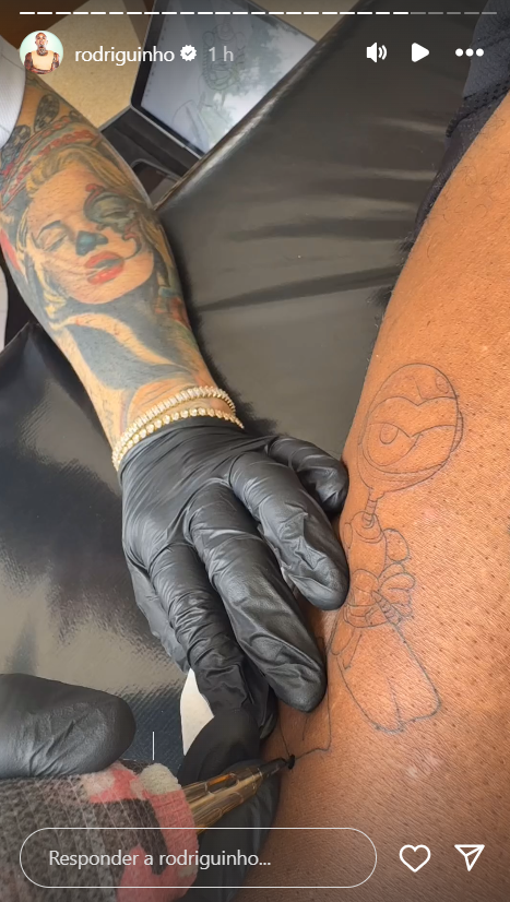 Eliminado, Rodriguinho faz tatuagem para homenagear BBB24: "Surpresa"