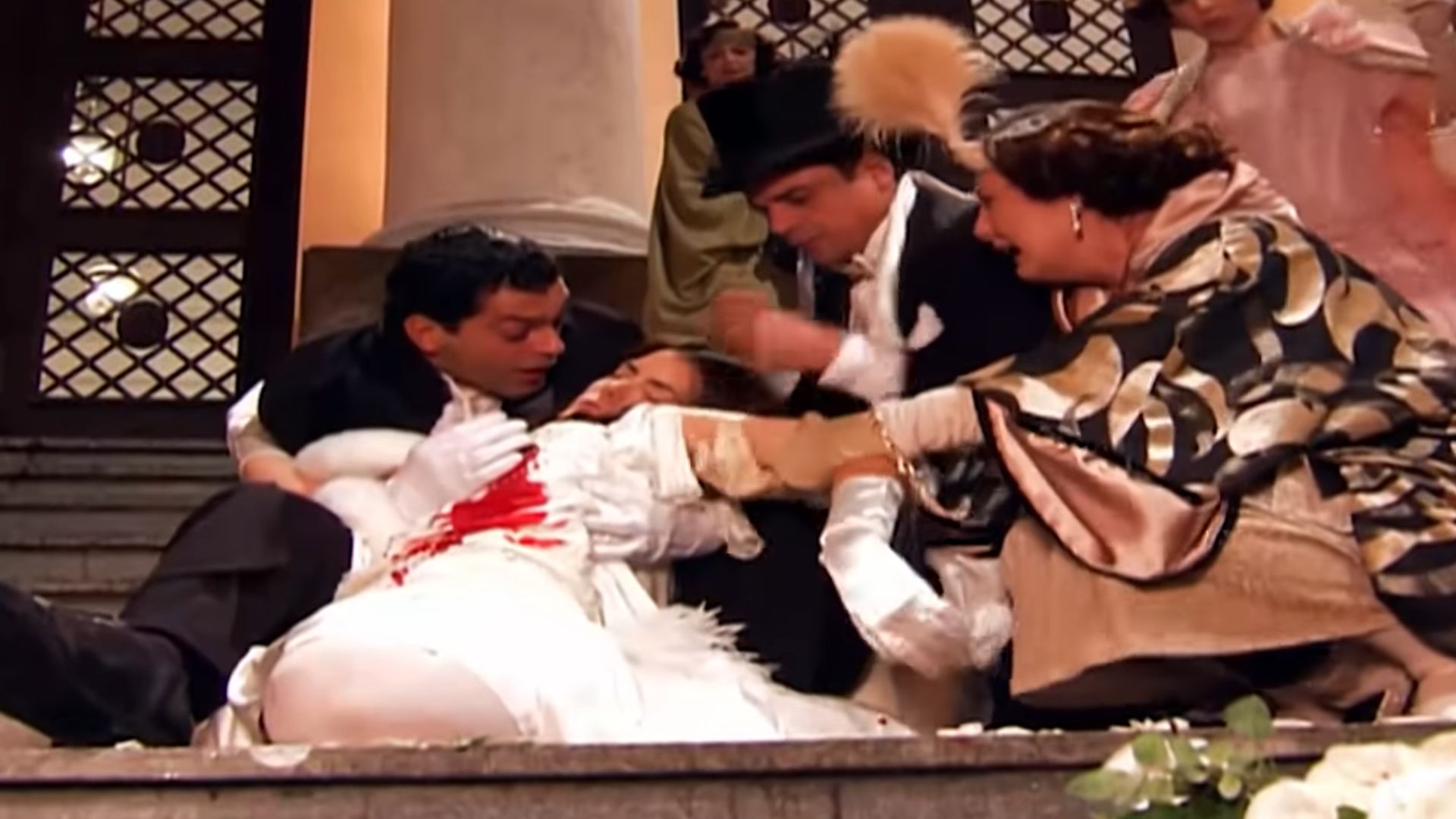 Luna (Liliana Castro) cai nos braços de Rafael (Eduardo Moscovis) após ser baleada