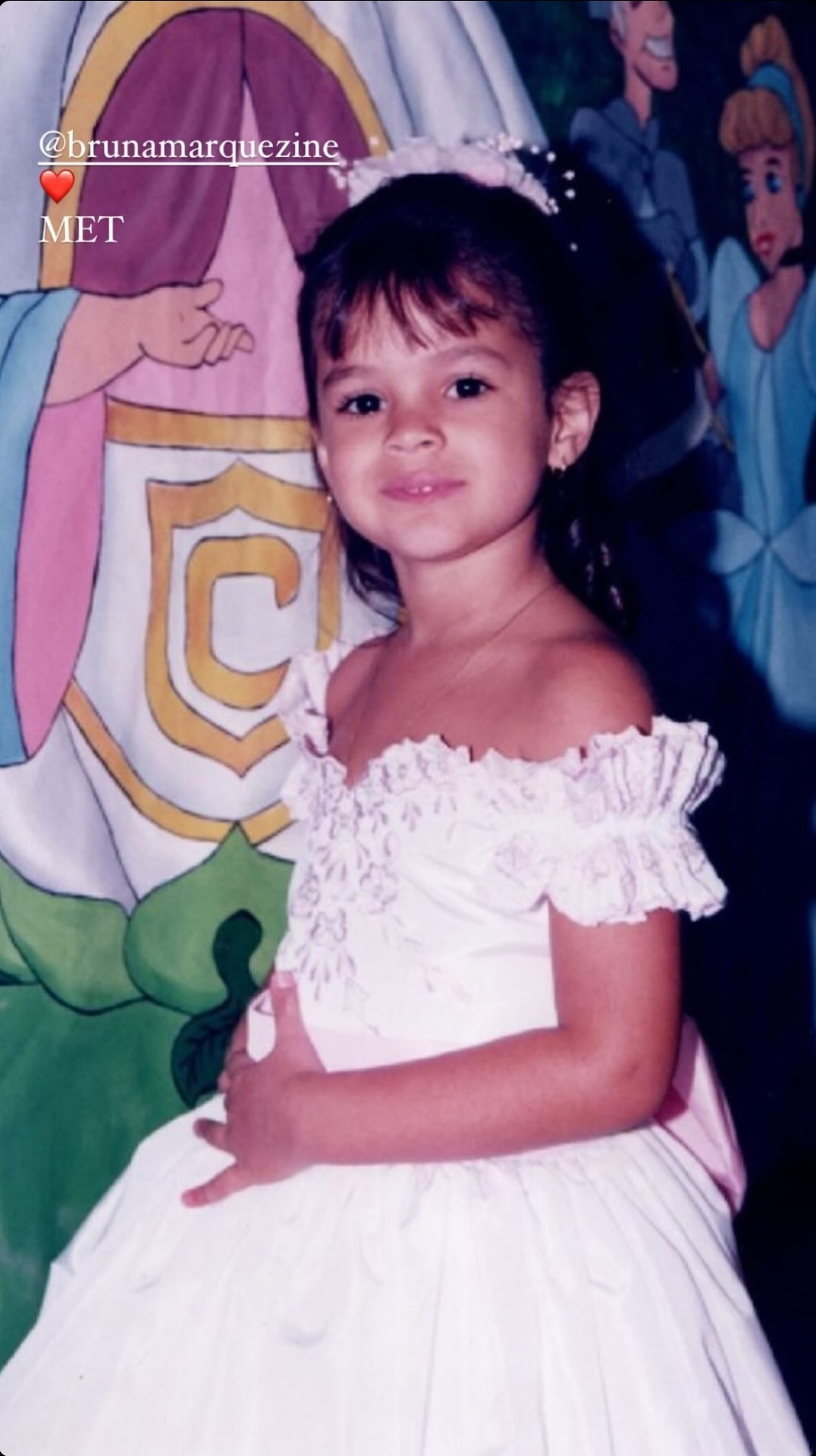 Bruna Marquezine criança com vestido de referência para Met Gala