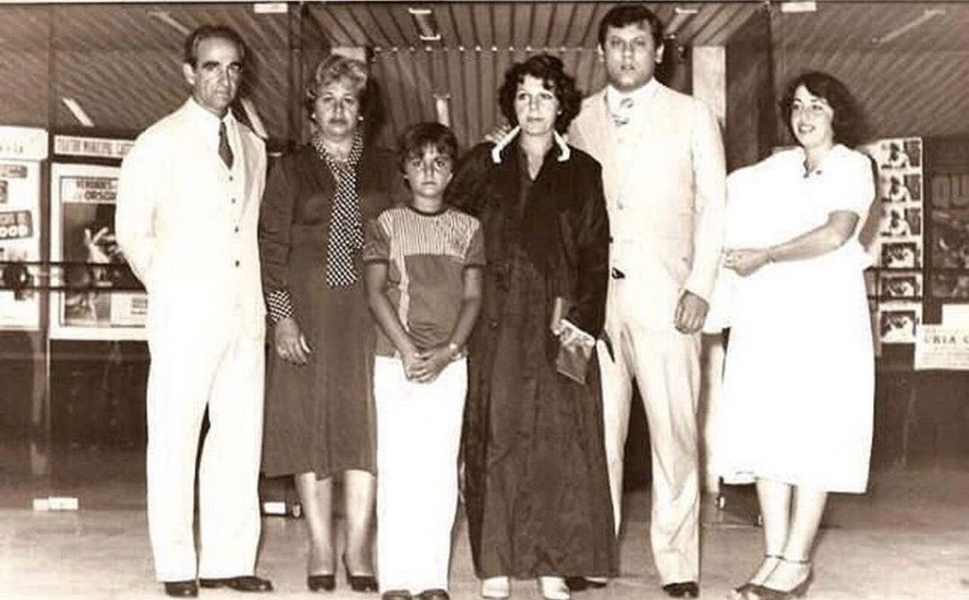 Ao lado dos sogros e cunhados, Milton Neves na formatura da esposa, Lenice Neves, em 1978