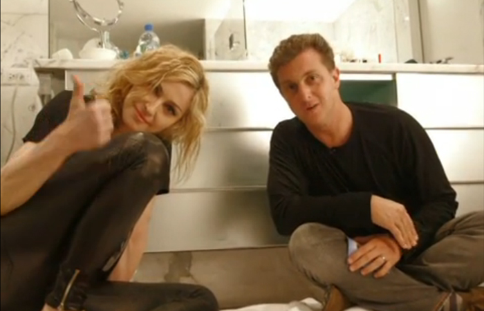 Luciano Huck e Madonna em entrevista no banheiro para o 'Caldeirão do Huck' em 2012