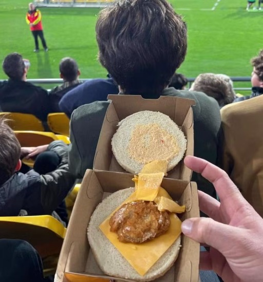 Sanduíche servido em estádio Nova Zelândia viraliza pelo tamanho diminuto da carne