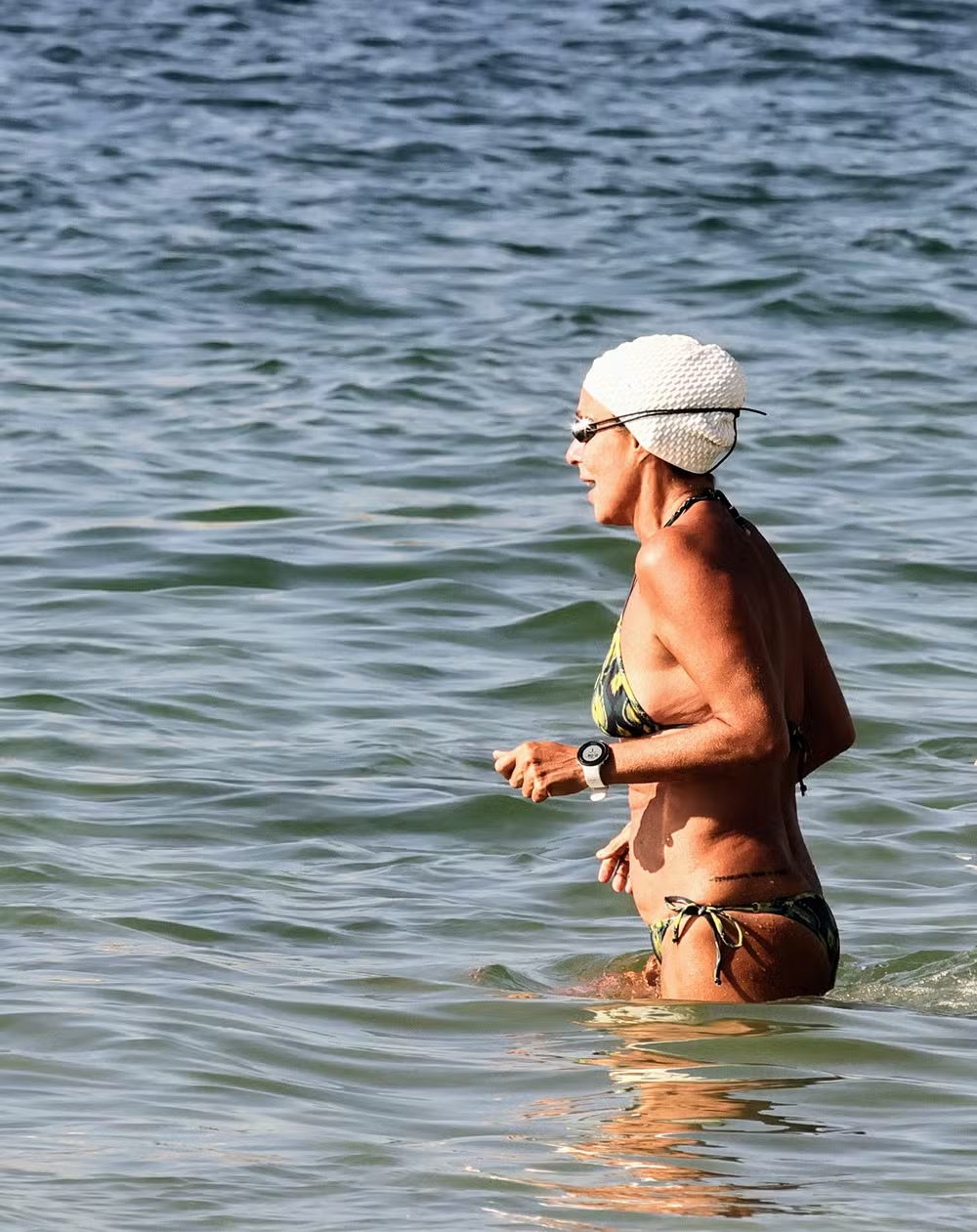Andrea Beltrão é flagrada em biquíni jovial enquanto faz natação em Copacabana