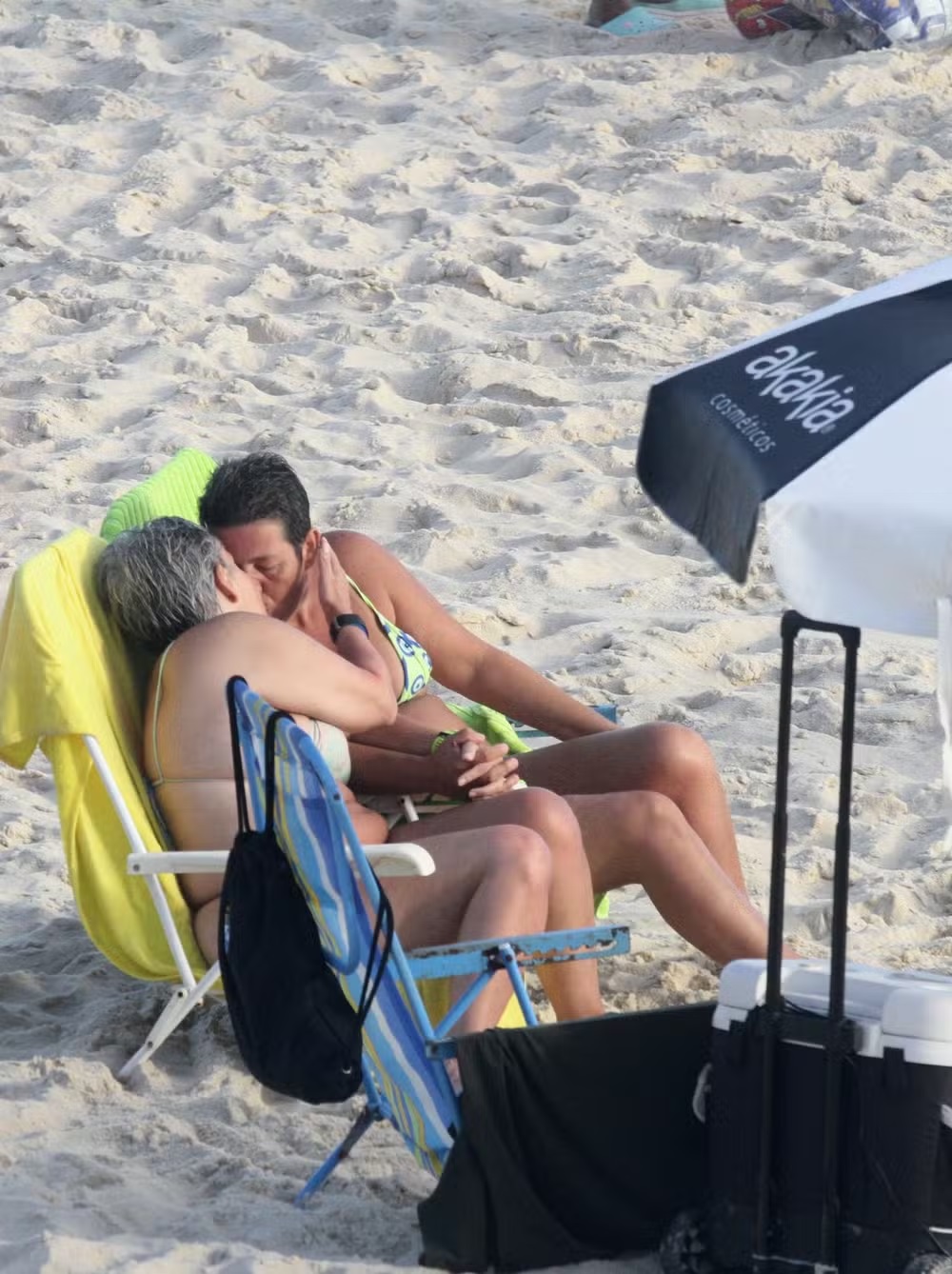 Claudia Rodrigues é flagrada aos beijos com namorada em praia do RJ
