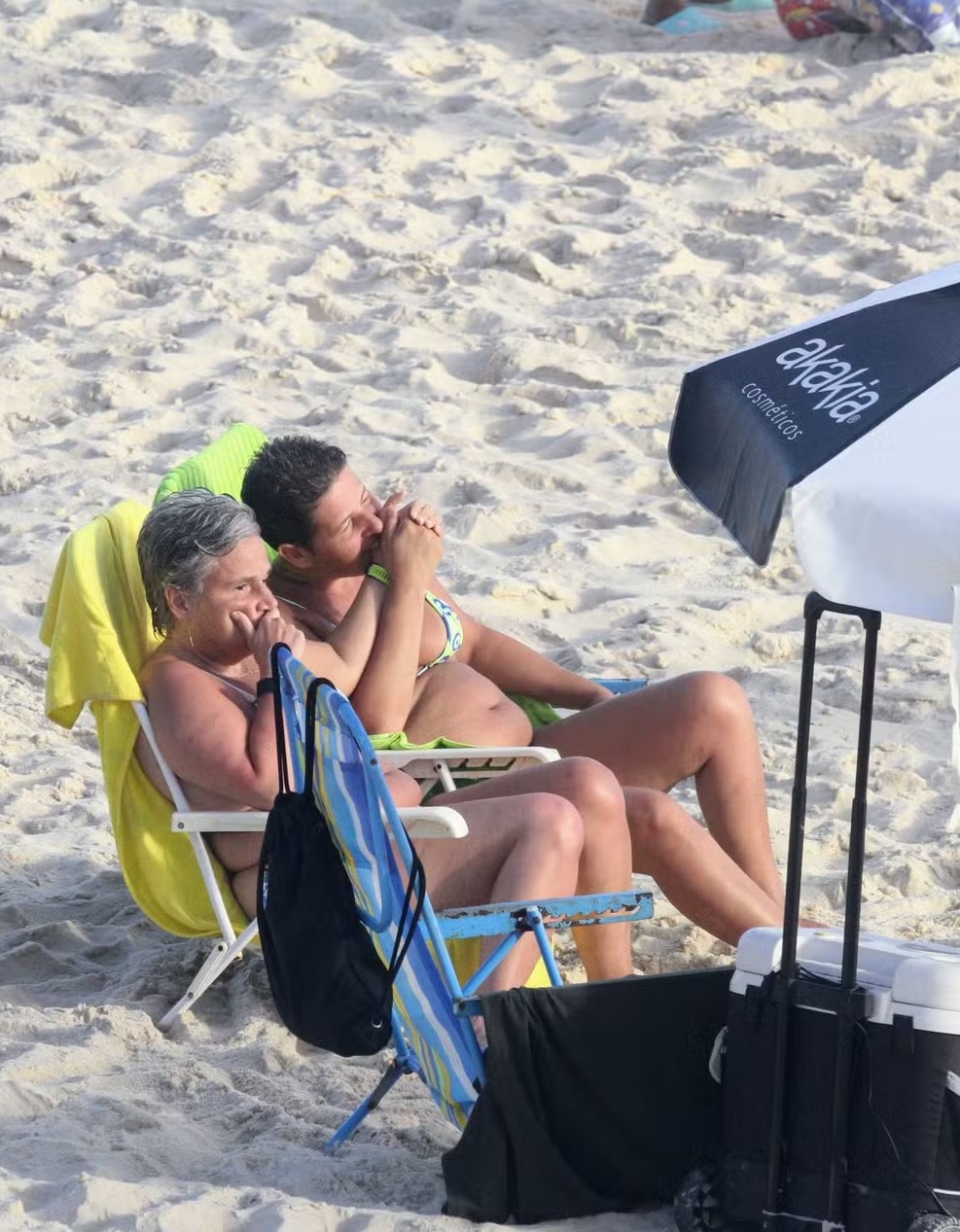 Claudia Rodrigues é flagrada aos beijos com namorada em praia do RJ