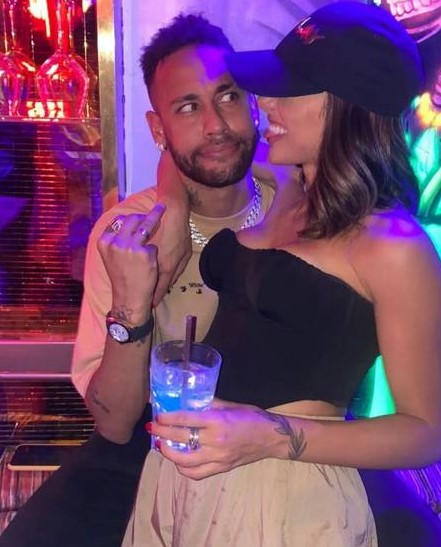 Neymar e namorada de aliança