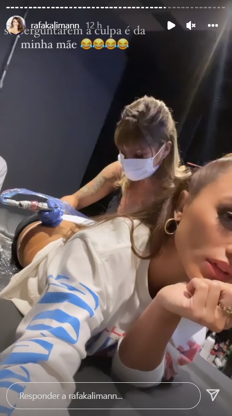 Após Anitta, ex-BBB Rafa Kalimann faz tattoo íntima no bumbum: "Me deu a louca"
