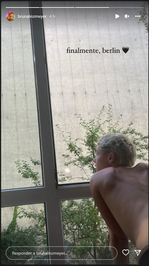 Foto retirada dos stories de Bruna Linzmeyer em que ela aparece de topless na janela, de costas, com os dizeres: "Finalmente Berlim"