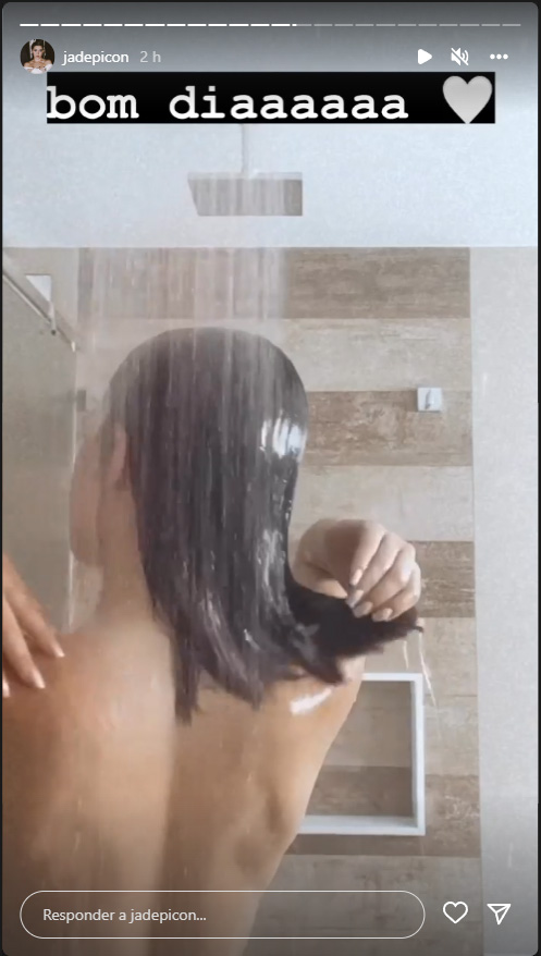 Foto retirada de vídeo dos Stories de Jade Picon em que ela aparece tomando banho de costas com os dizeres "Bom dia"