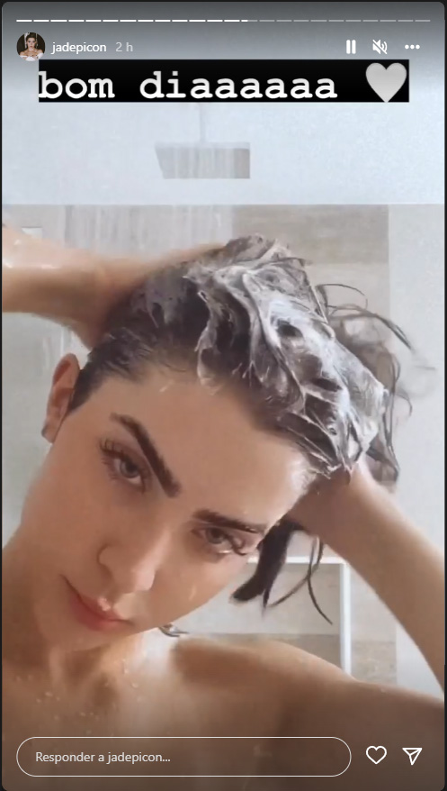 Foto retirada de vídeo dos Stories de Jade Picon em que ela aparece tomando banho com os dizeres "Bom dia"