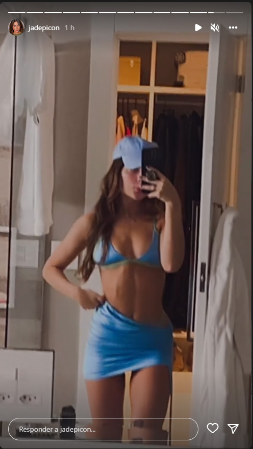 Foto retirada dos Stories de Jade Picon em que ela aparece de boné, biquíni e saia azuis fazendo um vídeo na frente do espelho
