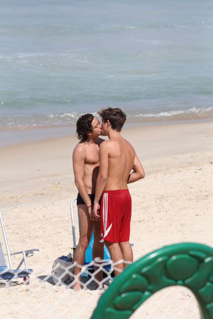 Foto do ator Jesuíta Barbosa beijando um rapaz na praia