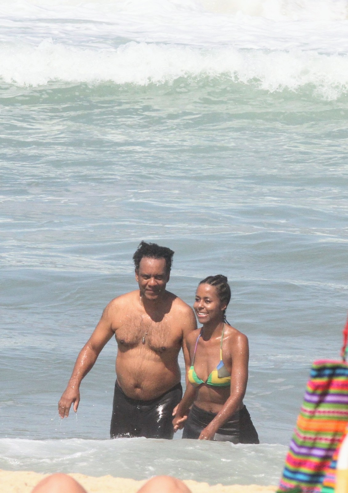 Foto de Maju Coutinho com o marido, Agostinho Paulo Moura, saindo do mar