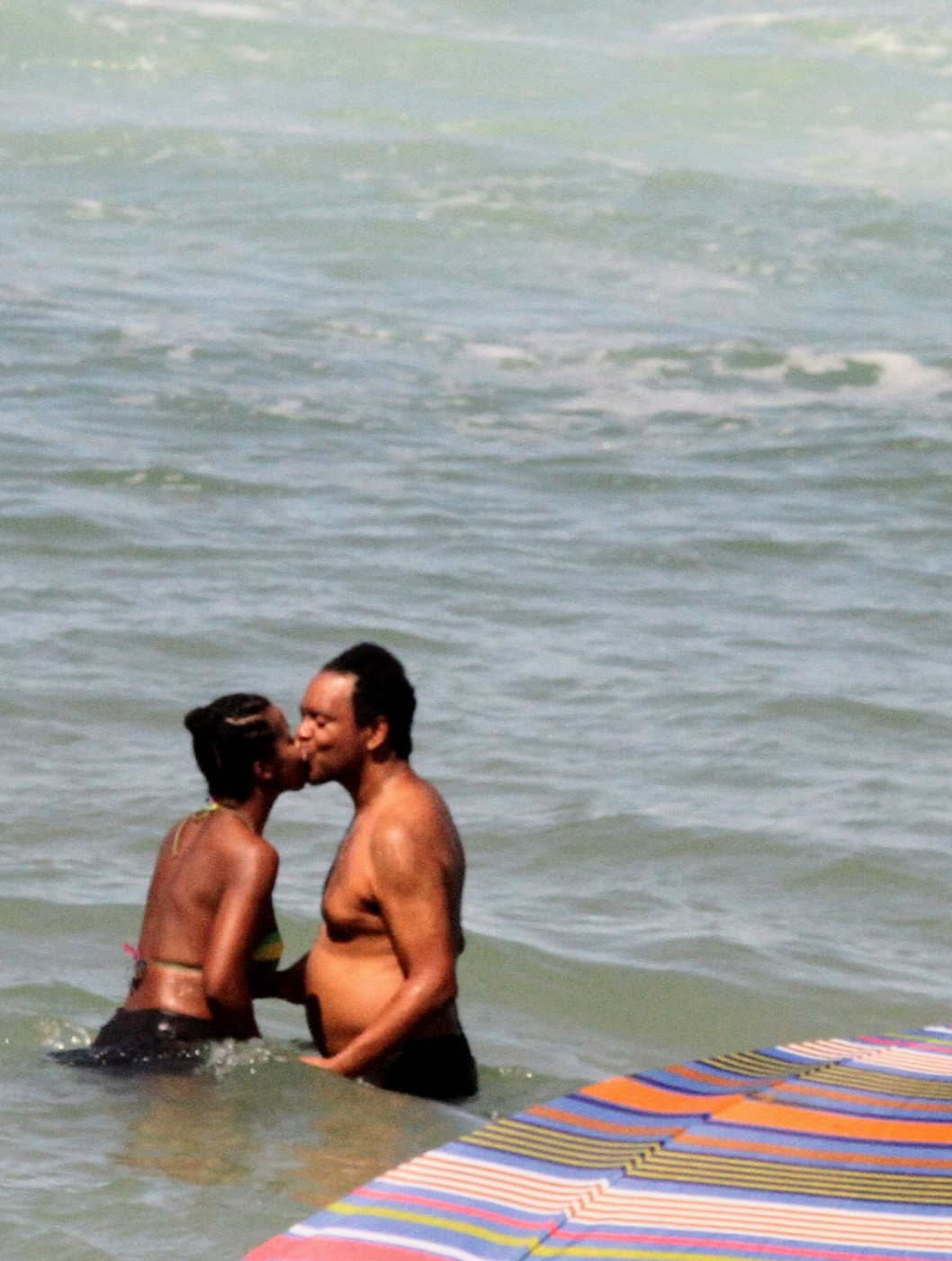 Foto de Maju Coutinho com o marido, Agostinho Paulo Moura, se beijando no mar