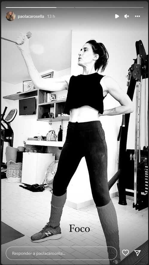 Foto retirada dos Stories de Paola Carosella em que ela malha de top e legging, em preto e branco