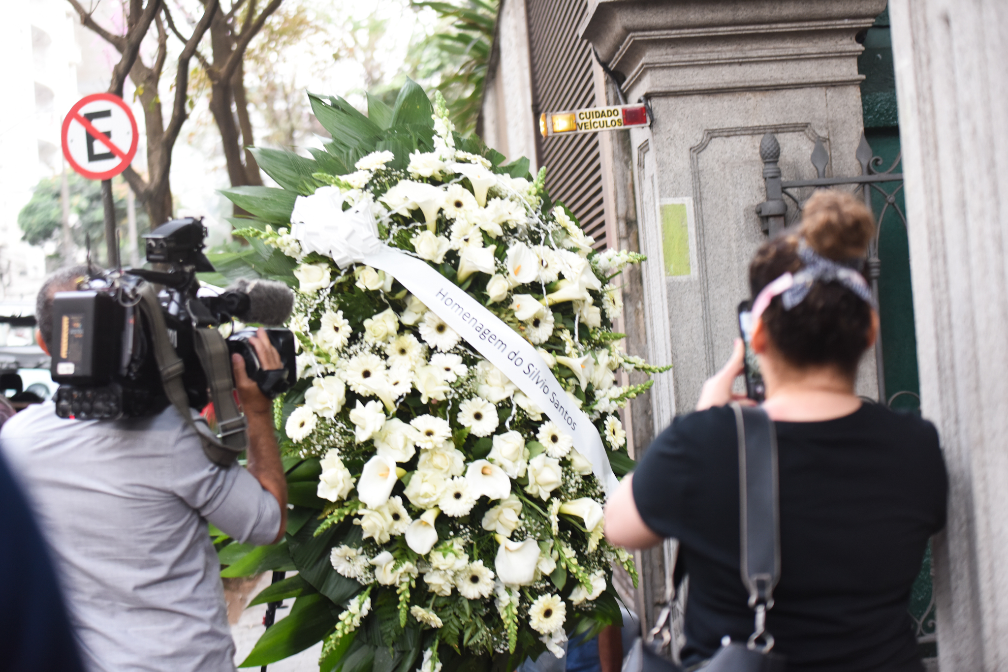 Foto da coroa de flores enviada por Silvio Santos para o velório de Jô Soares