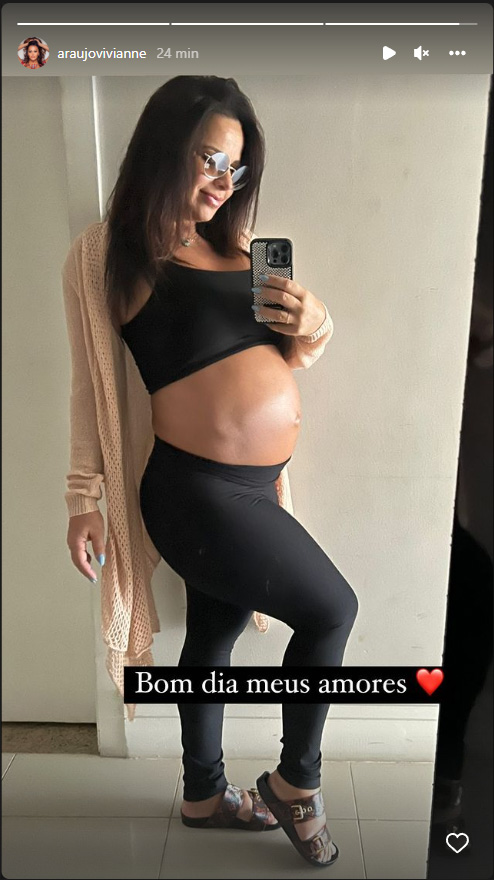 Foto retirada dos Stories de Viviane Araújo em que ela mostra a barriga de grávida