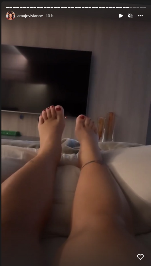Foto dos Stories de Viviane Araújo mostrando os pés inchados