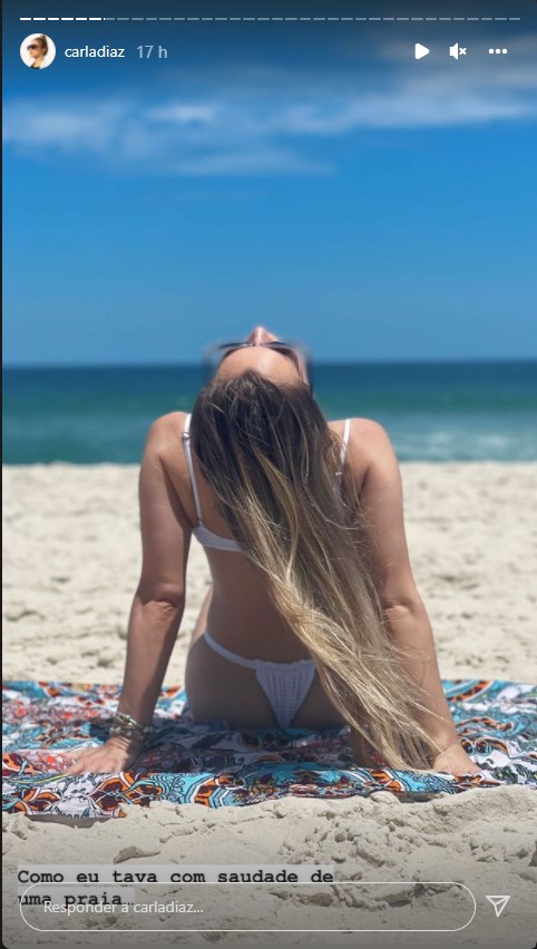 Carla Diaz de biquíni na praia 