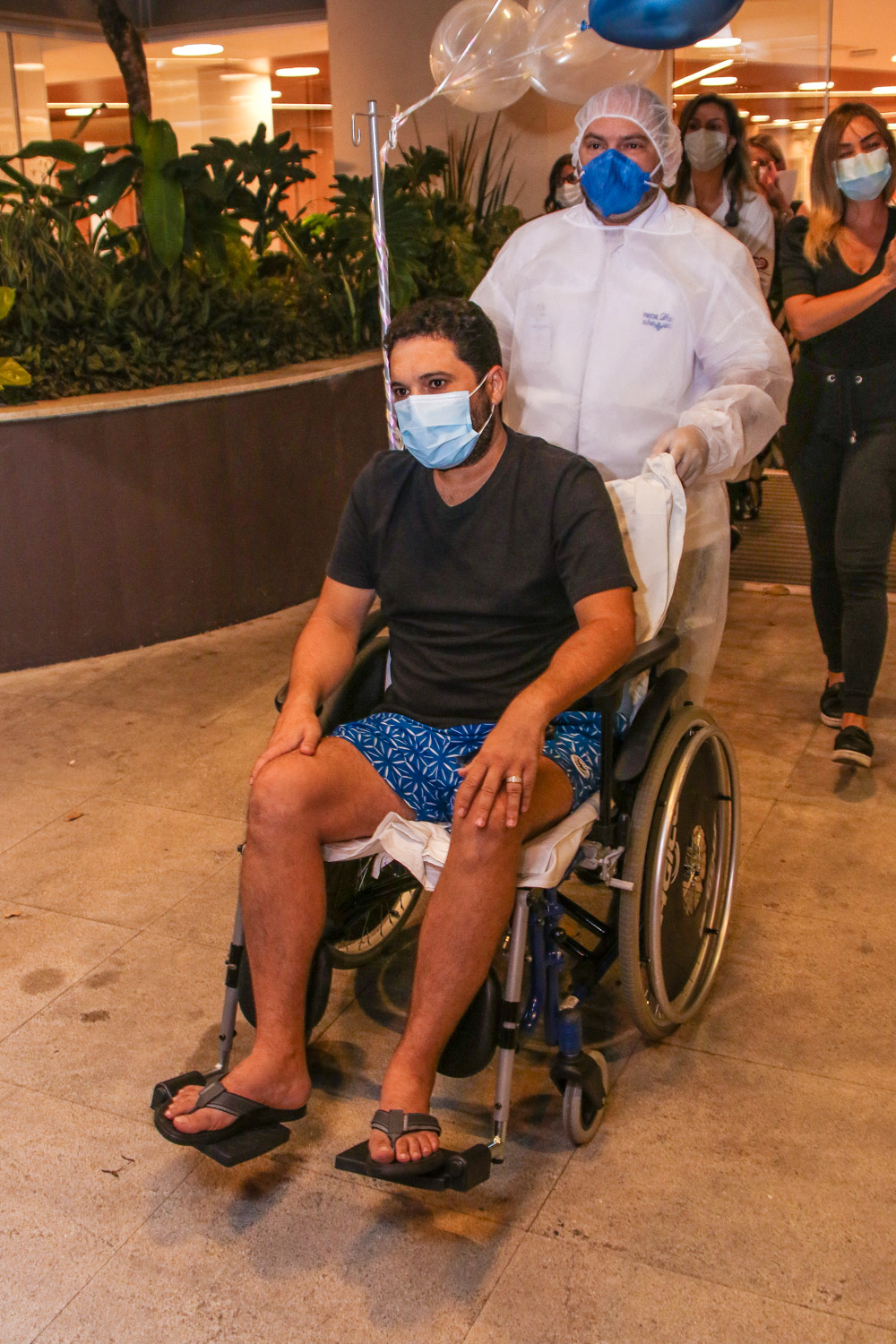 Edson deixa hospital