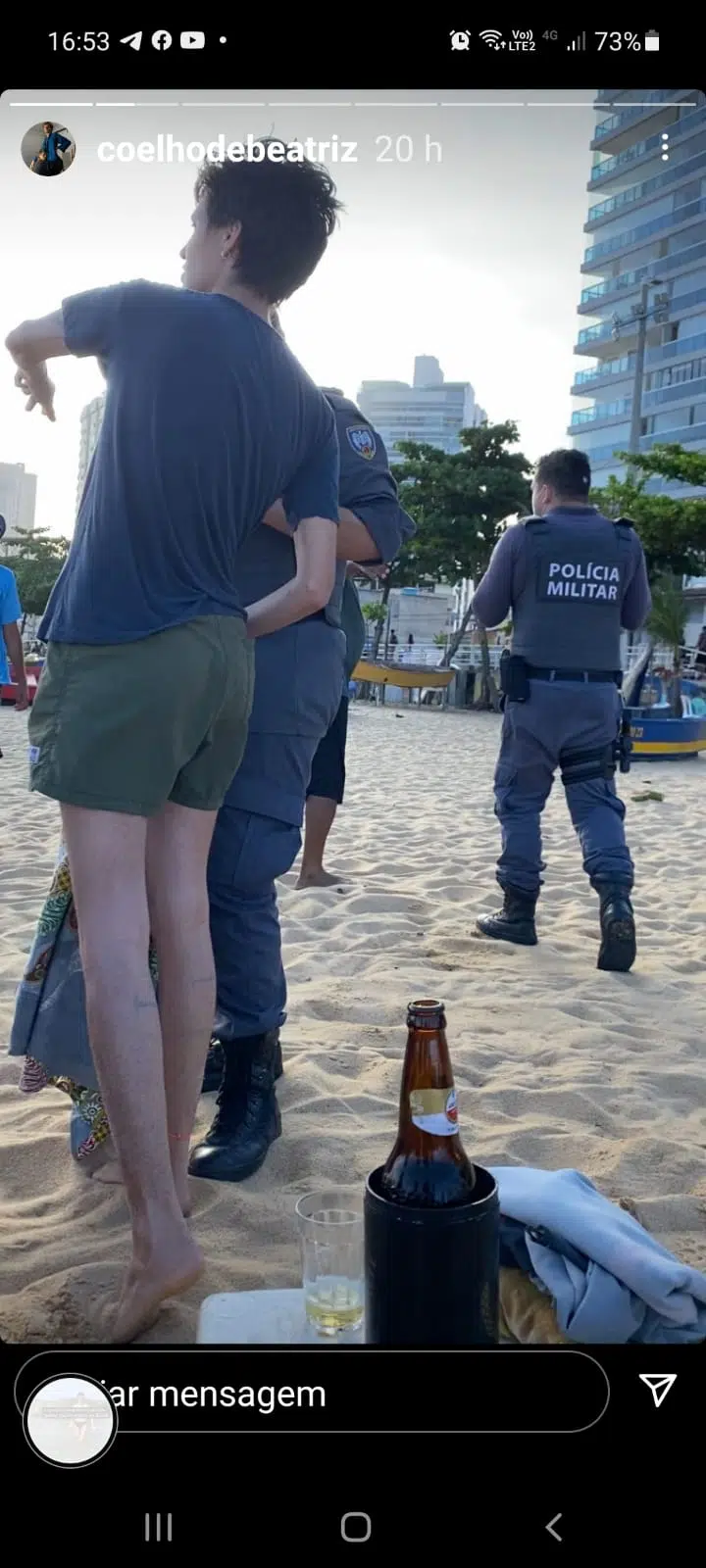 Ex-namorada de Camila Pitanga é detida pela polícia após fazer topless na praia