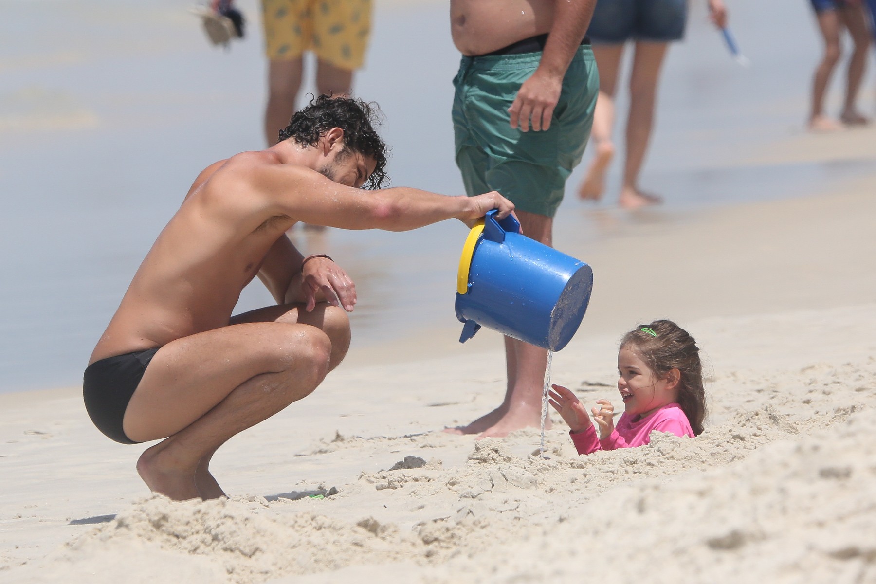 jose-loreto-brincando-com-a-filha-na-praia-3