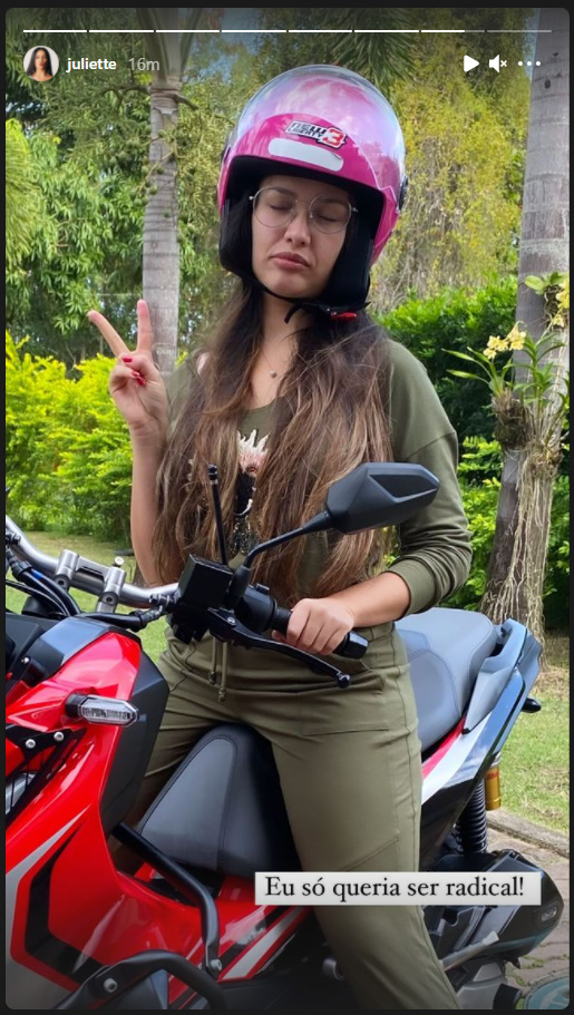 Ex-BBB Juliette Freire na moto
