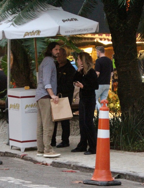 Foto dos atores Vladimir Brichta e Adriana Esteves saindo de um restaurante
