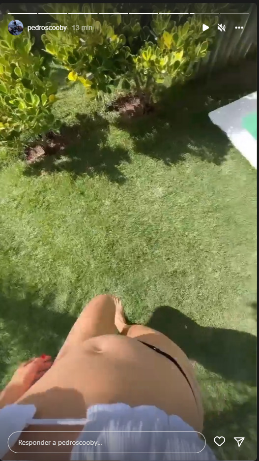 Cintia Dicker, esposa de Pedro Scooby, mostra barriga de grávida enquanto anda em um gramado de biquíni