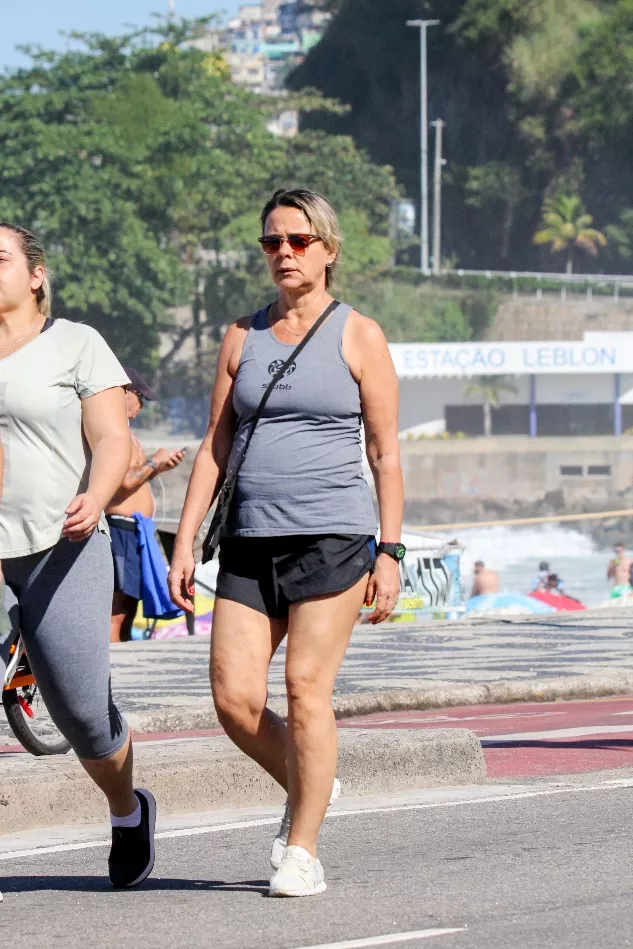 Em rara aparição, Giulia Gam é flagrada em passeio na orla do Rio de Janeiro