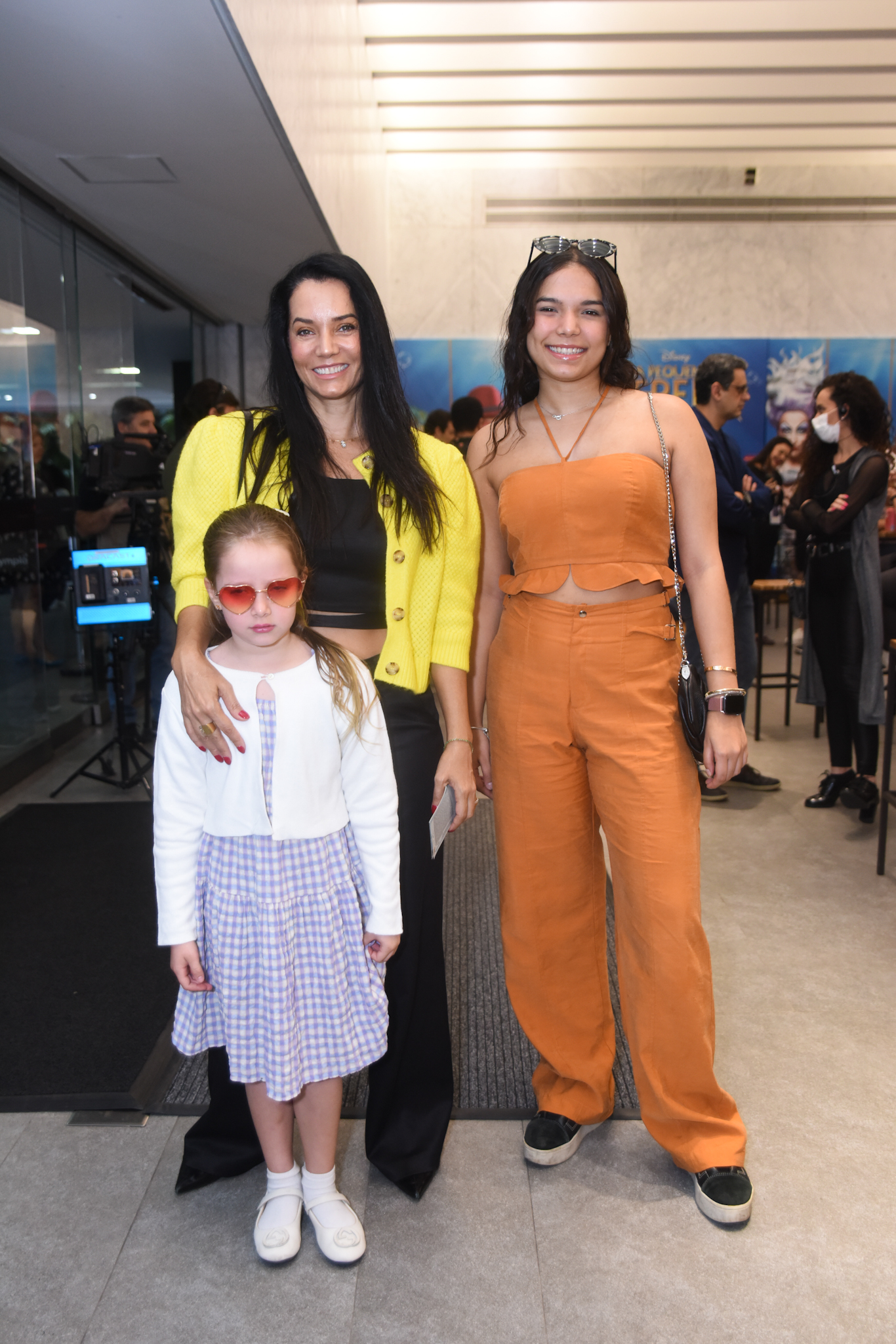 Monica Carvalho com as filhas