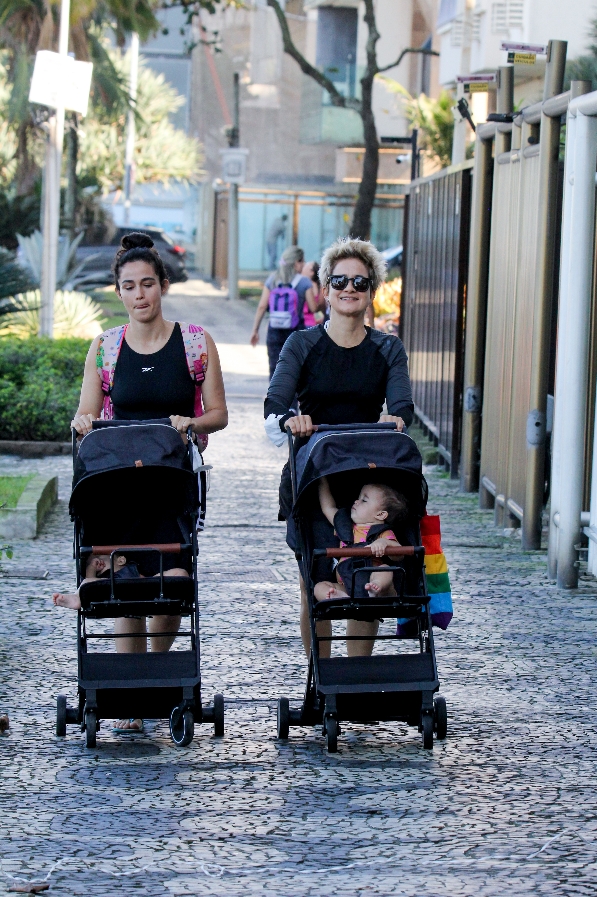 Nanda Costa passeando com a família.