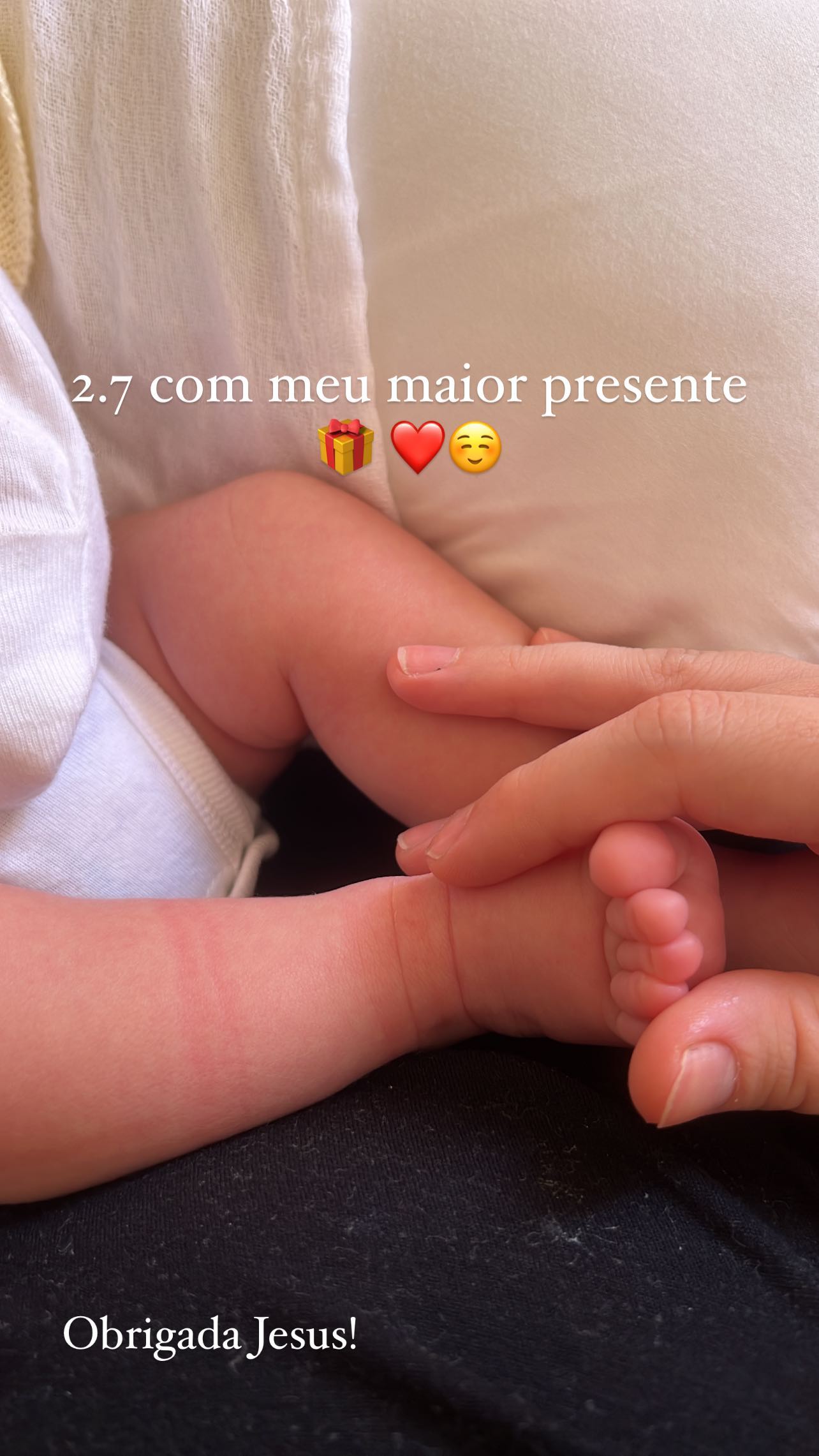 Lyandra Costa mostra clique inédito de filho recém-nascido: "Maior presente"
