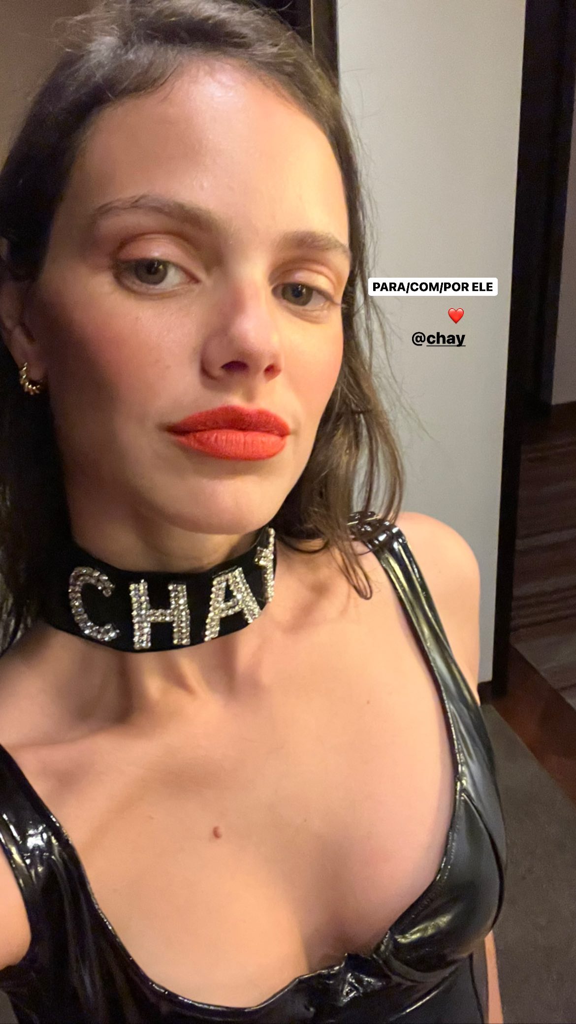 Laura Neiva usa coleira com nome de Chay Suede em look à lá dominatrix: "Para ele"
