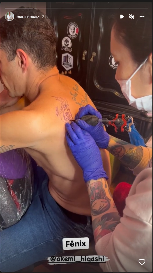 Marcus Buaiz fazendo tatuagem