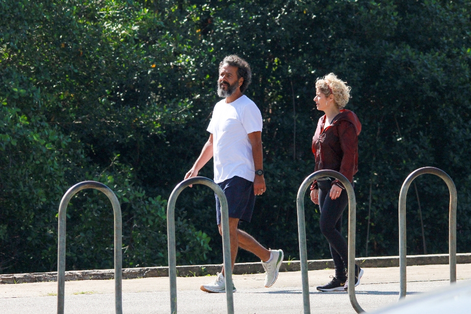Esposa de Marcos Palmeira faz rara aparição com o marido durante caminhada no RJ