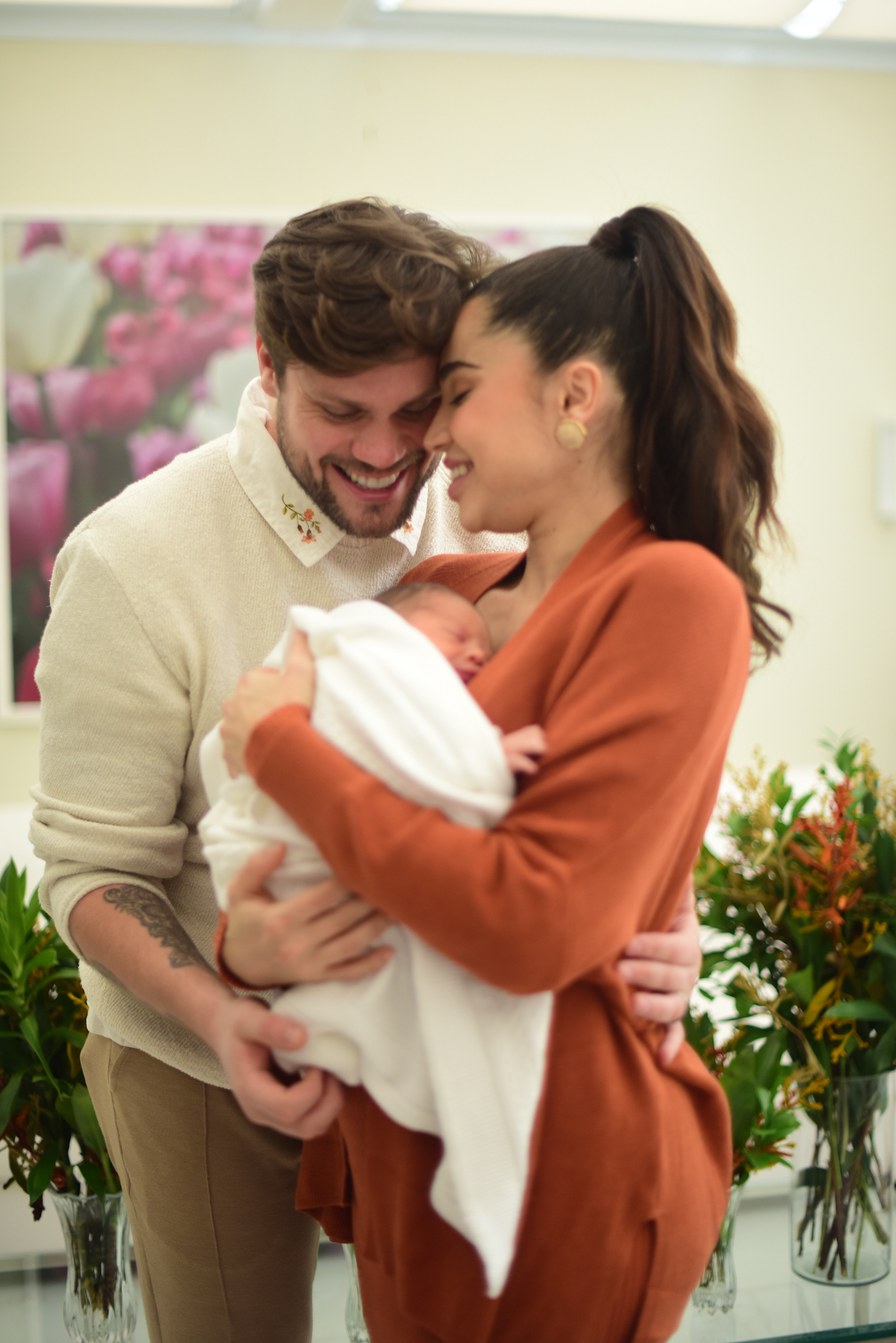 Paula Amorim e Breno Simões com bebê