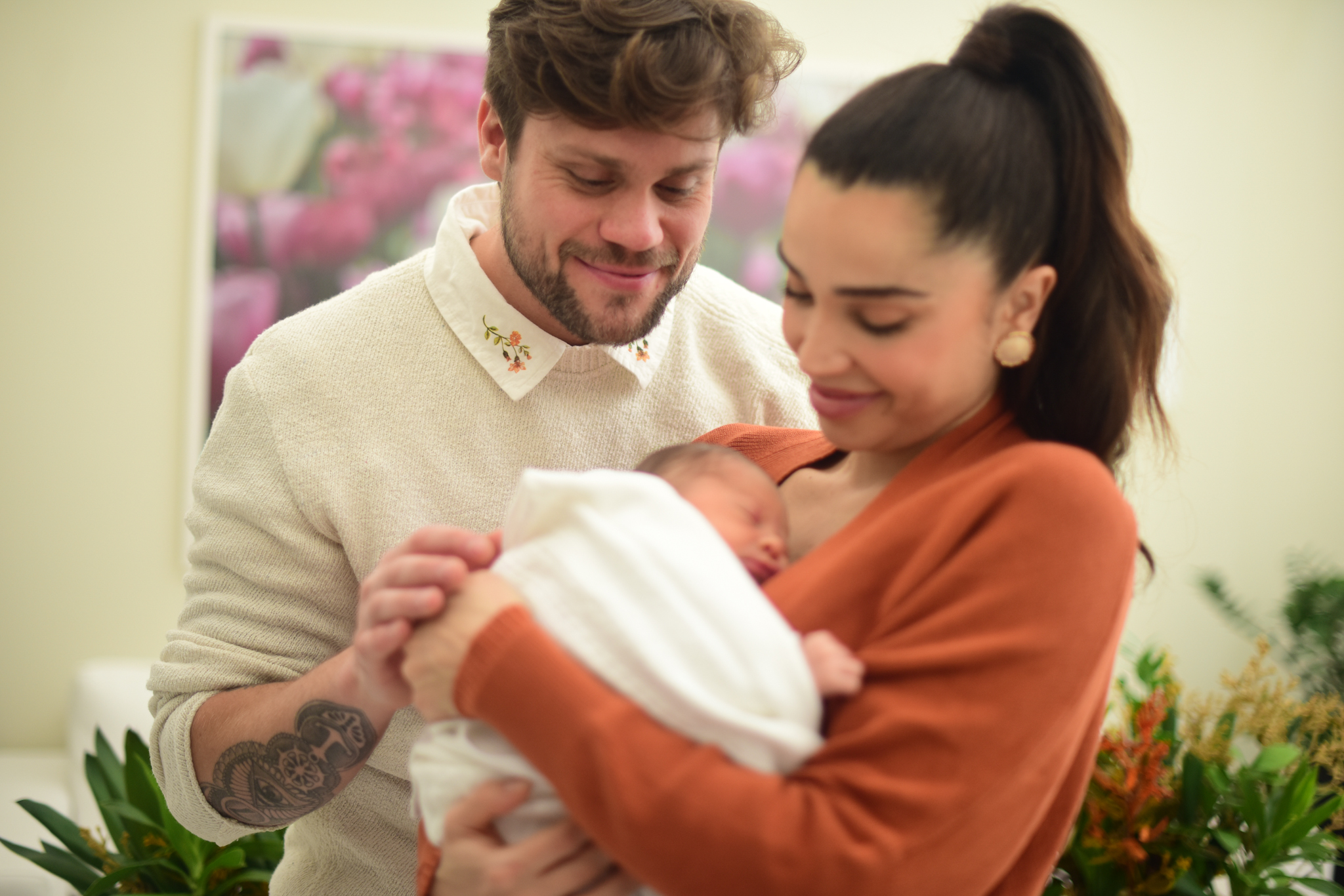 Paula Amorim e Breno Simões com bebê