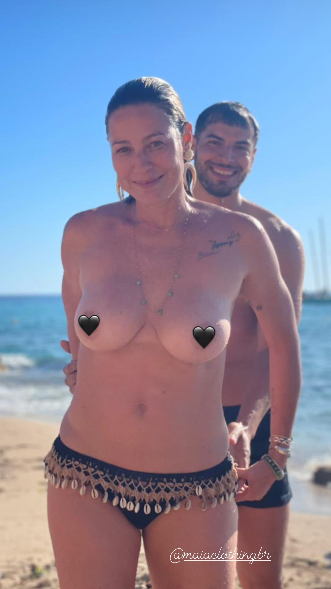 Sem pudor, Luana Piovani faz topless em momento íntimo com namorado na praia