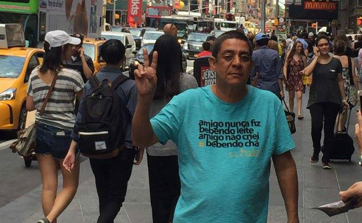 Em Nova York, Zeca Pagodinho dá palpite para jogo do bicho e diverte fãs