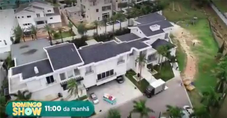 Rodrigo Faro abre sua mansão com duas ilhas para programa de TV