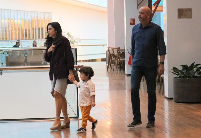 Alex Escobar faz rara aparição com o filho caçula e a esposa