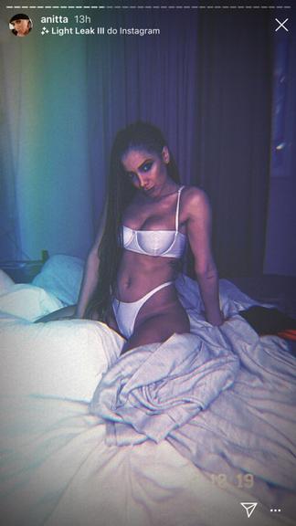 Anitta surge de lingerie branca na cama