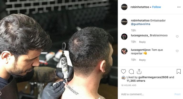 Gusttavo Lima faz tatuagem com o nome O Embaixador