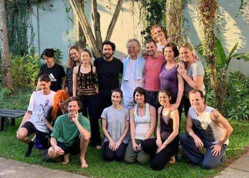 Giulia Gam é fotografada com o elenco de peça de teatro após notícias sobre internação em clínica psiquiátrica