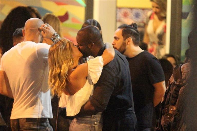 Rafael Zulu dá beijão na namorada durante noitada no Rio de Janeiro