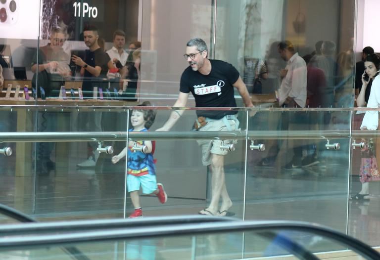 Alexandre Nero é flagrado com a mulher e o filho em shopping no Rio de Janeiro