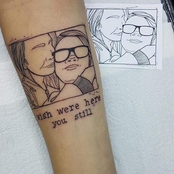 Isabela Tibcherani faz tatuagem com foto de Rafael Miguel