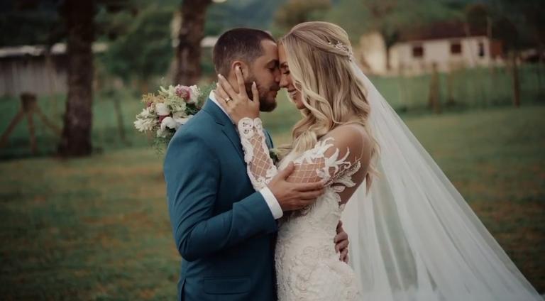 Levi Lima e Bruna Manzon se casam ao ar livre