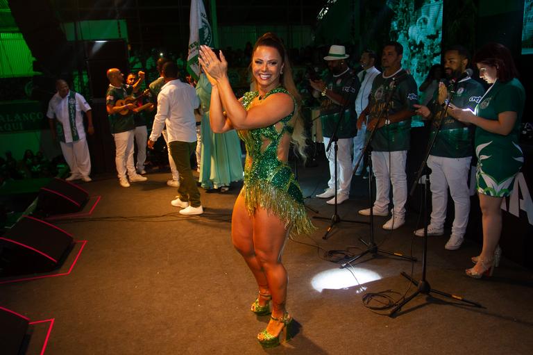 Viviane Araújo cai no samba na Mancha Verde